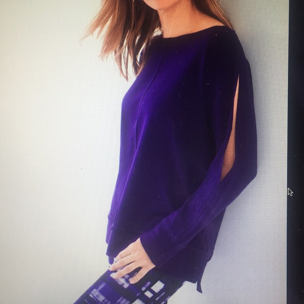 Chicos zenergy cold shoulder top